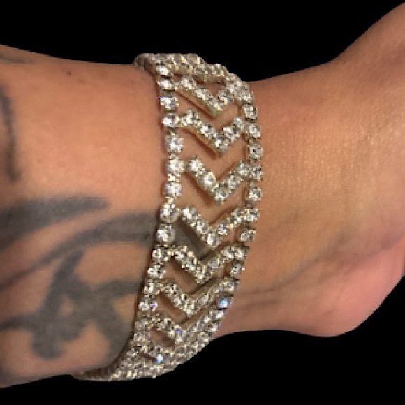 Elegant Silver Crystal Bracelet - Picture 8 of 9